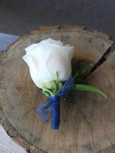 CLASSIC WRAPPED BOUTONNIERE