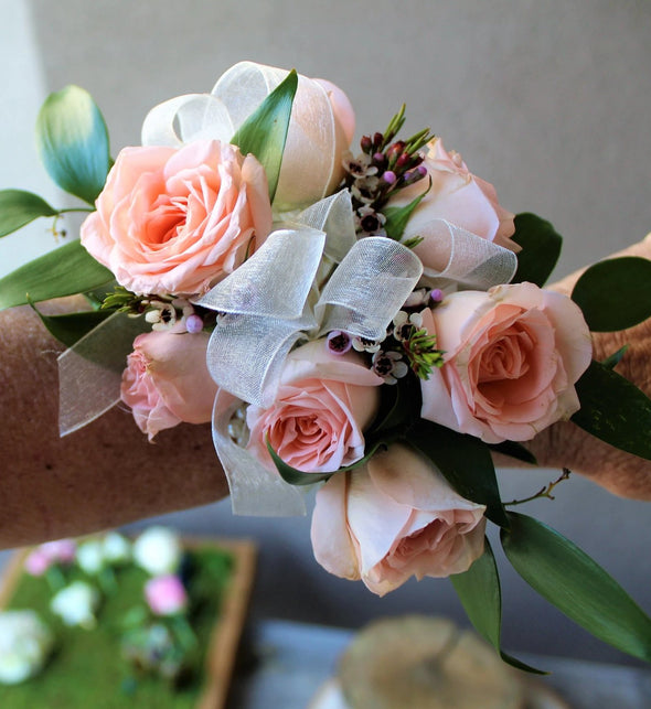 DELUXE WRIST CORSAGE