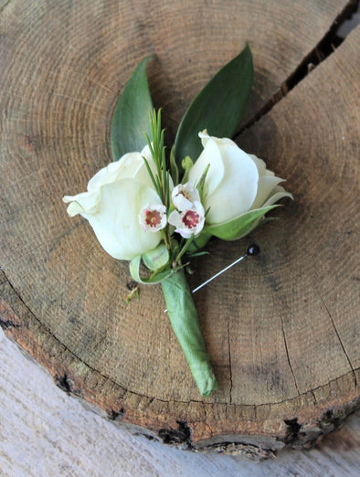 SPRAY ROSE BOUTONNIERE