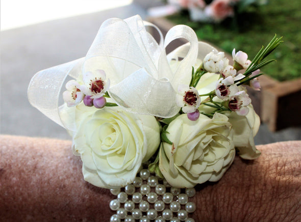 SIMPLE WRIST CORSAGE